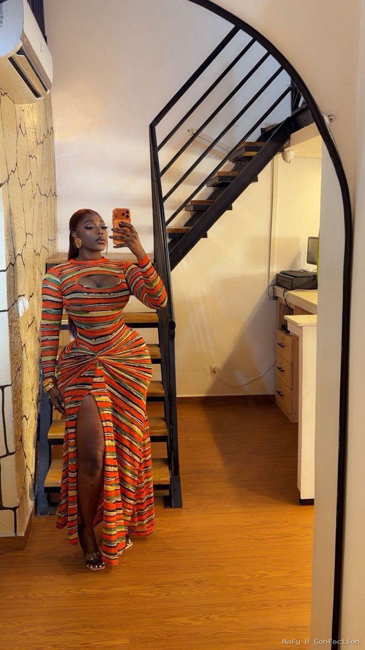 Robe longue ajustée à rayures multicolores, détails cut-out et fente latérale